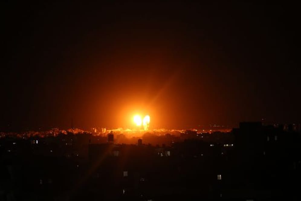 Explosionen erhellen Mitte Juni den Nachthimmel über Gebäuden in Gaza-Stadt, während israelische Streitkräfte den Gazastreifen beschießen (Archivbild).