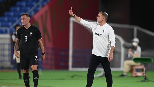 Trainer Stefan Kuntz trifft mit seinem Team im nächsten Spiel auf die Mannschaft der Elfenbeinküste. Trainer Stefan Kuntz trifft mit seinem Team im nächsten Spiel auf die Mannschaft der Elfenbeinküste.
