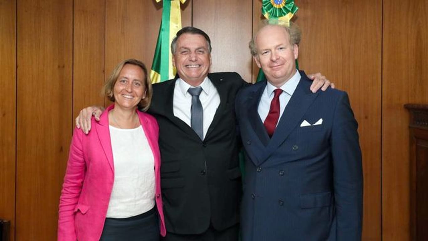 Jair Bolsonaro (M) posiert mit Beatrix von Storch und ihrem Ehemann Sven von Storch für ein Foto.