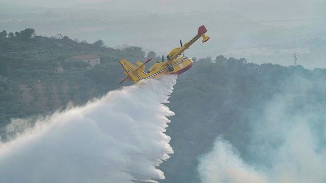 Ein Löschflugzeug beim Einsatz gegen die Flammen.
