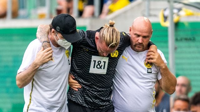 Dortmunds Marius Wolf wird verletzt ausgewechselt.