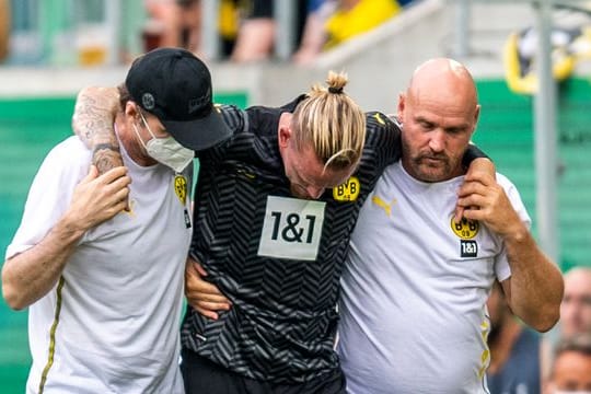 Dortmunds Marius Wolf wird verletzt ausgewechselt.