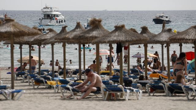 Touristen am Strand von Paguera. Touristen am Strand von Paguera.