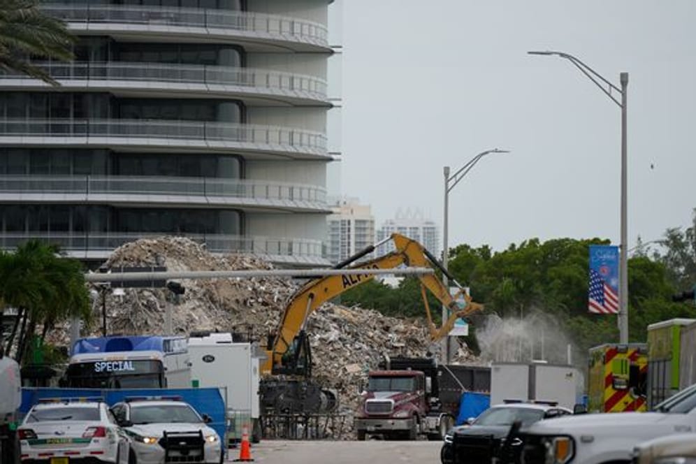 Ein Bagger entfernt Trümmer des eingestürzten Gebäudes im US-Bundesstaat Florida.