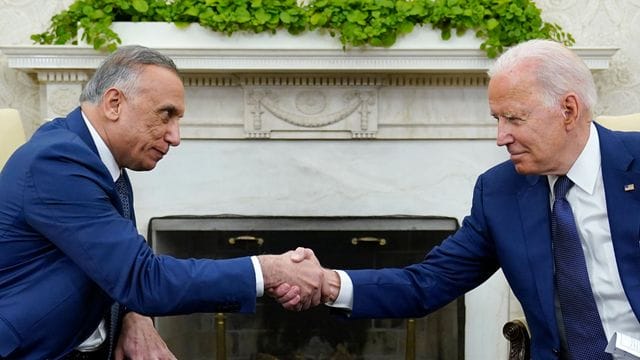US-Präsident Joe Biden schüttelt die Hand des irakischen Ministerpräsidenten Mustafa al-Kasimi (l) im Oval Office des Weißen Hauses. US-Präsident Joe Biden schüttelt die Hand des irakischen Ministerpräsidenten Mustafa al-Kasimi (l) im Oval Office des Weißen Hauses.