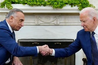 US-Präsident Joe Biden schüttelt die Hand des irakischen Ministerpräsidenten Mustafa al-Kasimi (l) im Oval Office des Weißen Hauses.
