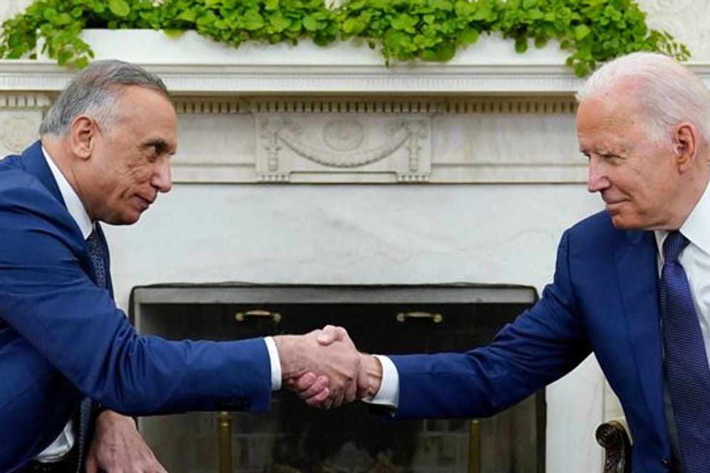 US-Präsident Joe Biden schüttelt die Hand des irakischen Ministerpräsidenten Mustafa al-Kasimi (l) im Oval Office des Weißen Hauses.