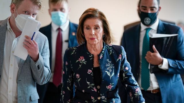 Nancy Pelosi (M), Vorsitzende des US-Repräsentantenhauses, kommt zu einer Pressekonferenz. Nancy Pelosi (M), Vorsitzende des US-Repräsentantenhauses, kommt zu einer Pressekonferenz.