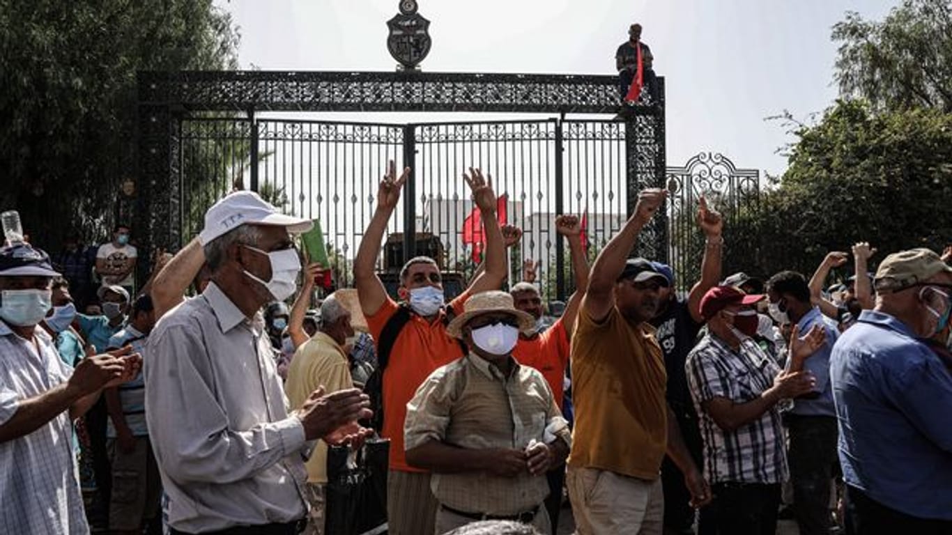 Anhänger des tunesischen Präsidenten Saied während einer Demonstration vor dem Parlamentsgebäude.