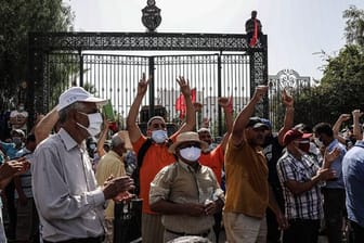 Anhänger des tunesischen Präsidenten Saied während einer Demonstration vor dem Parlamentsgebäude.