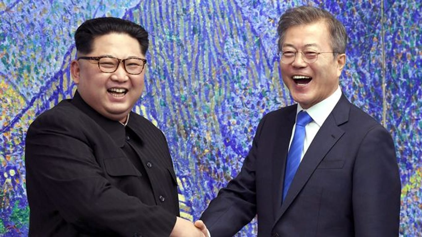 Nordkoreas Machthaber Kim Jong Un (l) und Südkoreas Präsident Moon Jae In bei einem Treffen im April 2018.