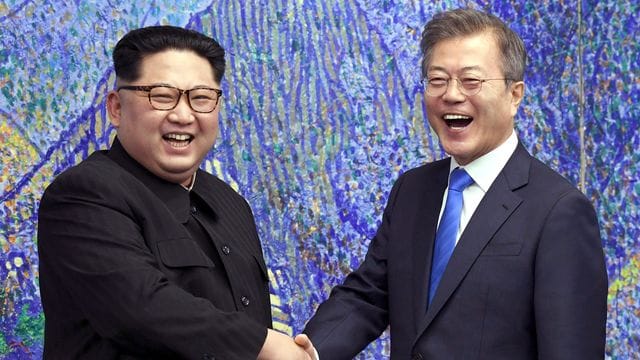 Nordkoreas Machthaber Kim Jong Un (l) und Südkoreas Präsident Moon Jae In bei einem Treffen im April 2018. Nordkoreas Machthaber Kim Jong Un (l) und Südkoreas Präsident Moon Jae In bei einem Treffen im April 2018.