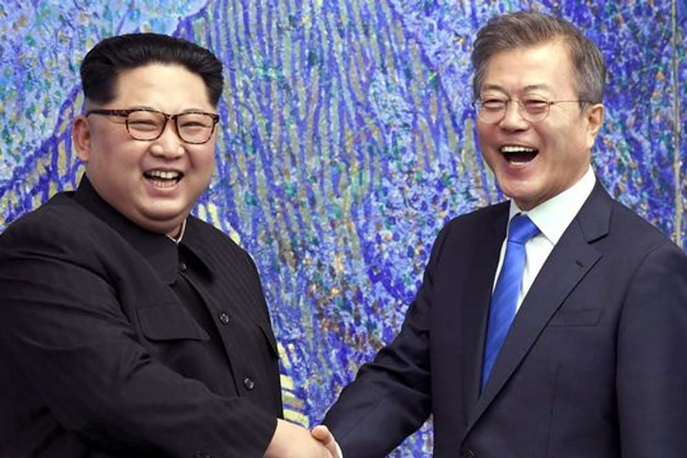 Nordkoreas Machthaber Kim Jong Un (l) und Südkoreas Präsident Moon Jae In bei einem Treffen im April 2018.
