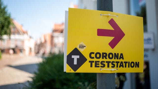 Ein Schild weist den Weg zu einem Testzentrum in der Lüneburger Innenstadt. Ein Schild weist den Weg zu einem Testzentrum in der Lüneburger Innenstadt.