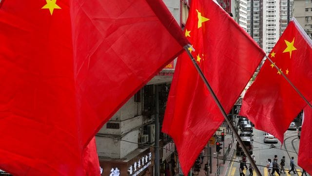 Seit den späten 90er Jahren versuchen die USA vergeblich, China dazu zu bewegen, sich internationalen Rüstungskontrollverhandlungen anzuschließen. Seit den späten 90er Jahren versuchen die USA vergeblich, China dazu zu bewegen, sich internationalen Rüstungskontrollverhandlungen anzuschließen.