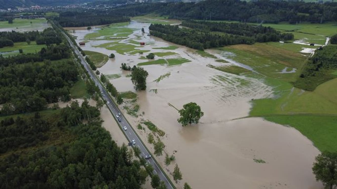 Im bayerischen Rettenberg sind nach starken Regenfällen Wiesen überschwemmt worden.