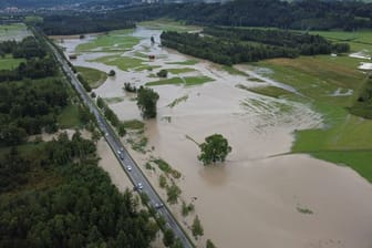 Im bayerischen Rettenberg sind nach starken Regenfällen Wiesen überschwemmt worden.