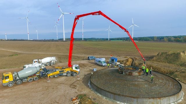 Arbeiter betonieren das Fundament einer Windenergieanlage im Landkreis Oder-Spree (Archivbild).