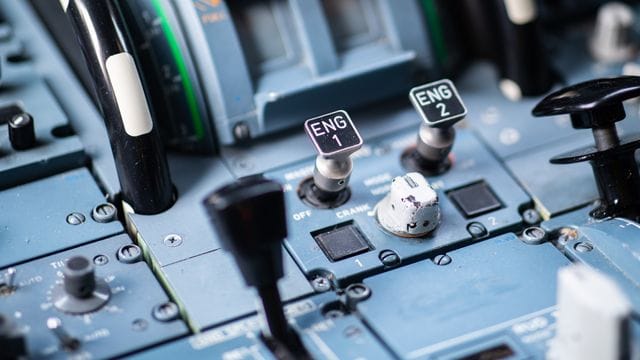 Das Cockpit eines Airbus A319 mit den beiden Knöpfen zum Anlassen der Triebwerke. Das Cockpit eines Airbus A319 mit den beiden Knöpfen zum Anlassen der Triebwerke.