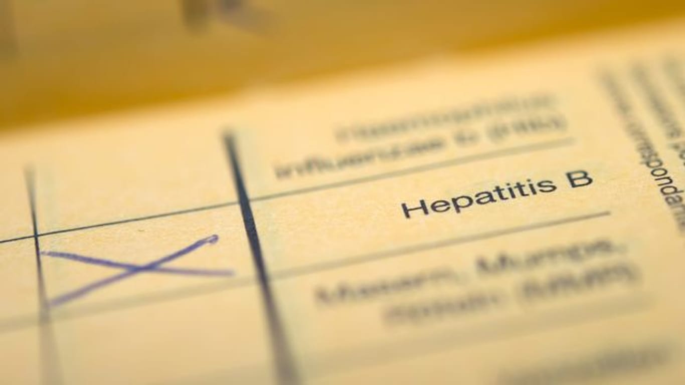Der Schriftzug "Hepatitis B" in einem Impfpass.
