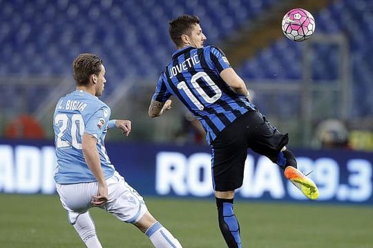Stevan Jovetic (r), 2016 im Trikot von Inter Mailand, im Zweikampf mit Lazios Lucas Biglia.