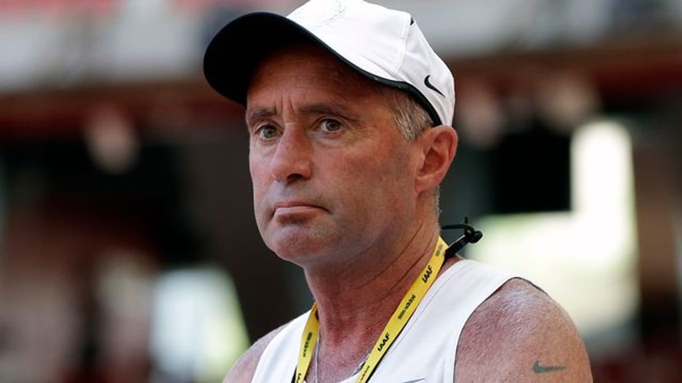 Alberto Salazar, Leichtathletiktrainer, beobachtet eine Trainingseinheit.