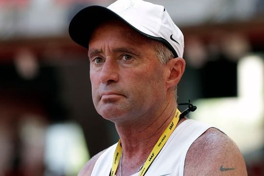 Alberto Salazar, Leichtathletiktrainer, beobachtet eine Trainingseinheit.