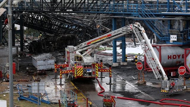 Einsatzkräfte der Feuerwehr sind mit Löscharbeiten im Chempark beschäftigt.