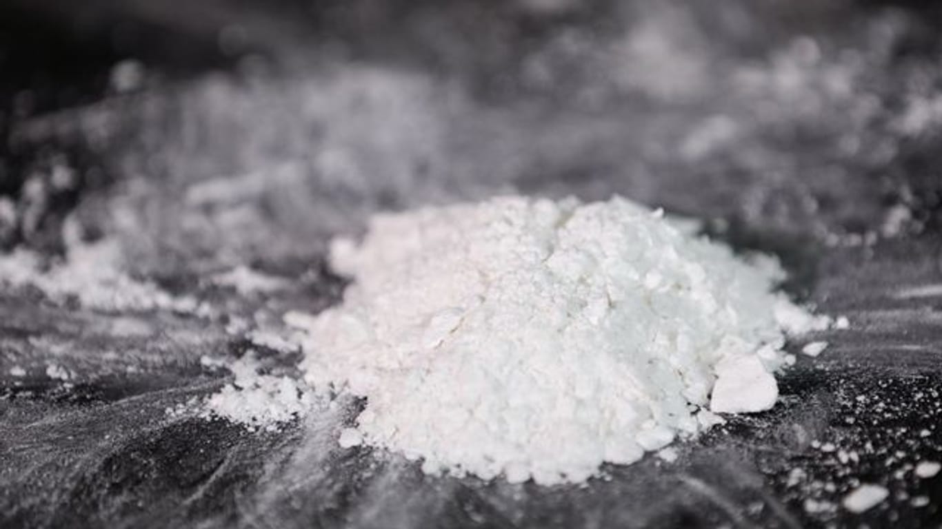 Die Polizei präsentiert einen Kokainfund.