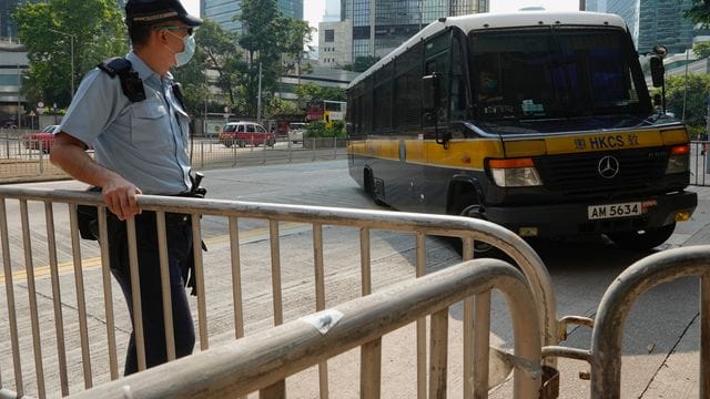 Ein Gefangenentransporter, in dem mutmaßlich der Angeklagte transportiert wird, kommt vor einem Gericht in Hongkong an. Ein Gefangenentransporter, in dem mutmaßlich der Angeklagte transportiert wird, kommt vor einem Gericht in Hongkong an.