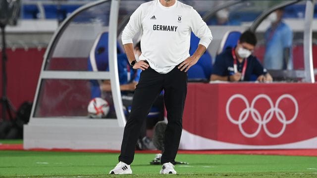 Stefan Kuntz, Trainer der deutschen Mannschaft, steht am Spielfeldrand.