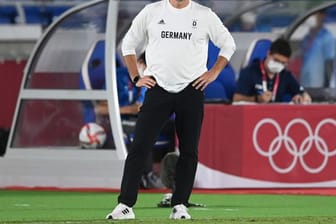 Stefan Kuntz, Trainer der deutschen Mannschaft, steht am Spielfeldrand.