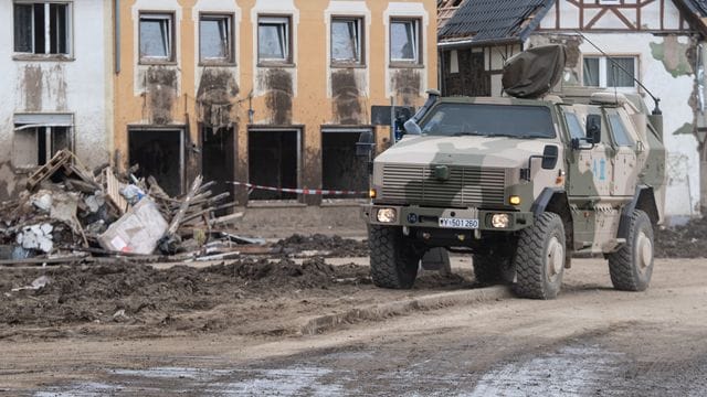 Ein Dingo der Bundeswehr fährt durch die nach der Hochwasserkatastrophe zerstörten Straßen in Altenahr (Rheinland-Pfalz). Ein Dingo der Bundeswehr fährt durch die nach der Hochwasserkatastrophe zerstörten Straßen in Altenahr (Rheinland-Pfalz).