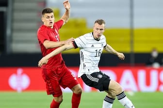 Deutschlands Lukas Klostermann (r) und Dänemarks Joakim Mühle kämpfen um den Ball.