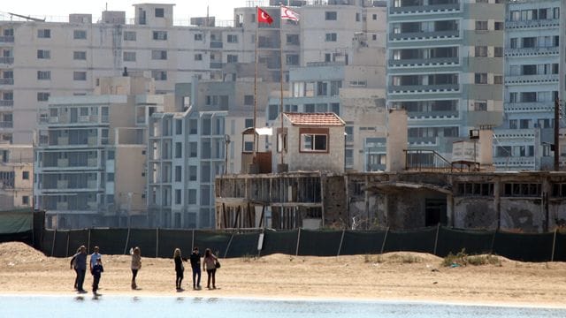 Am Strand von Varosha, im Hintergrund die verlassene Küstensiedlung: Nordzypern will sich diesen Teil der Insel einverleiben.