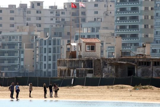 Am Strand von Varosha, im Hintergrund die verlassene Küstensiedlung: Nordzypern will sich diesen Teil der Insel einverleiben.