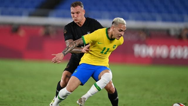 Deutschlands David Raum (l) im Zweikampf mit Brasiliens Antony.