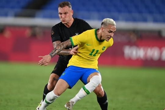 Deutschlands David Raum (l) im Zweikampf mit Brasiliens Antony.