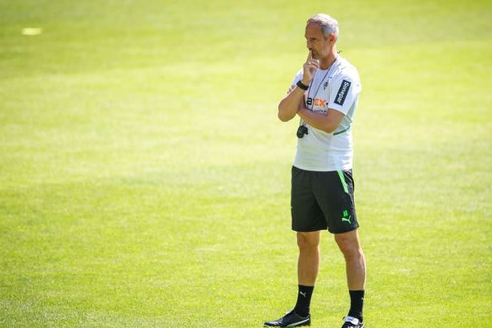 Borussia Mönchengladbachs Trainer Adi Hütter verfolgt das Training seiner Mannschaft.