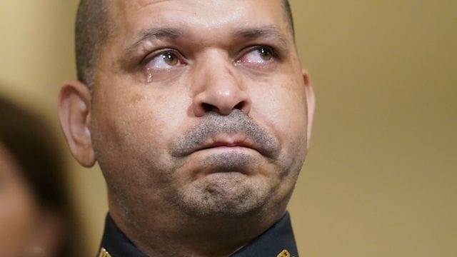 Aquilino Gonell, Polizist beim "United States Capitol Police Department" (USCP), bei der Anhörung des Untersuchungsausschusses. Aquilino Gonell, Polizist beim "United States Capitol Police Department" (USCP), bei der Anhörung des Untersuchungsausschusses.