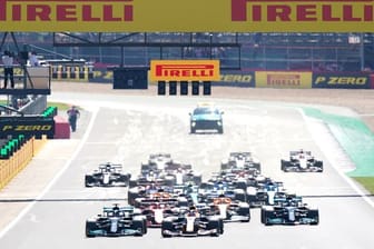 Direkt nach dem Start in Silverstone kam es zum Crash zwischen Lewis Hamilton (vorn l) und Max Verstappen (vorn M).