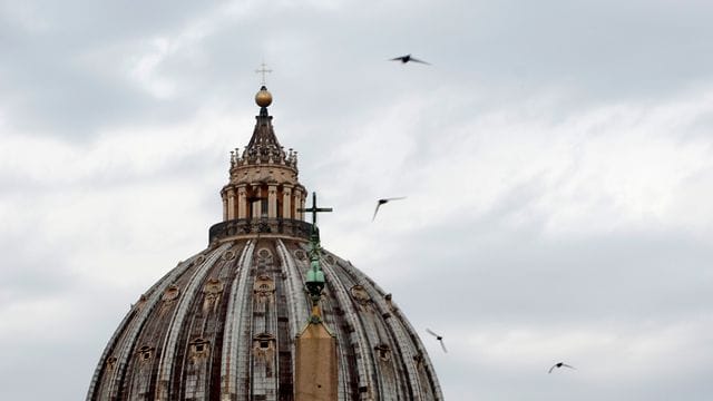 Vor Gericht im Vatikan müssen mehrere Männer und eine Frau sich ab heute wegen eines verlustreichen Immobiliendeals verantworten. Vor Gericht im Vatikan müssen mehrere Männer und eine Frau sich ab heute wegen eines verlustreichen Immobiliendeals verantworten.