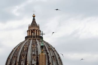 Vor Gericht im Vatikan müssen mehrere Männer und eine Frau sich ab heute wegen eines verlustreichen Immobiliendeals verantworten.