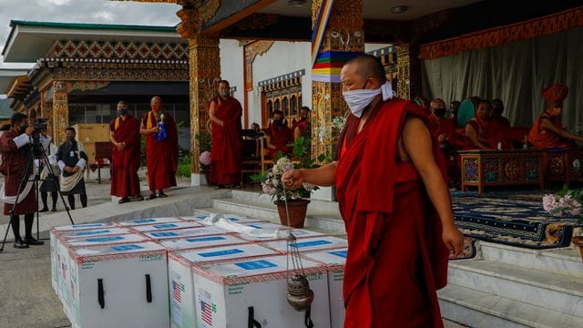 Mönche des Klosters von Paro führen ein Ritual durch, nachdem 500. Mönche des Klosters von Paro führen ein Ritual durch, nachdem 500.