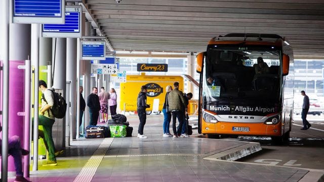 Fernreise per Bus (Symbolbild): Derzeit gilt die Testpflicht nur für Flugreisende. Das soll sich ändern.