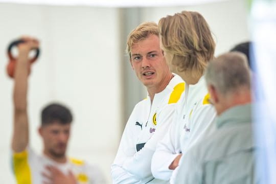 Dortmunds Julian Brandt (l) wurde mit Lazio Rom und dem AC Mailand in Verbindung gebracht.