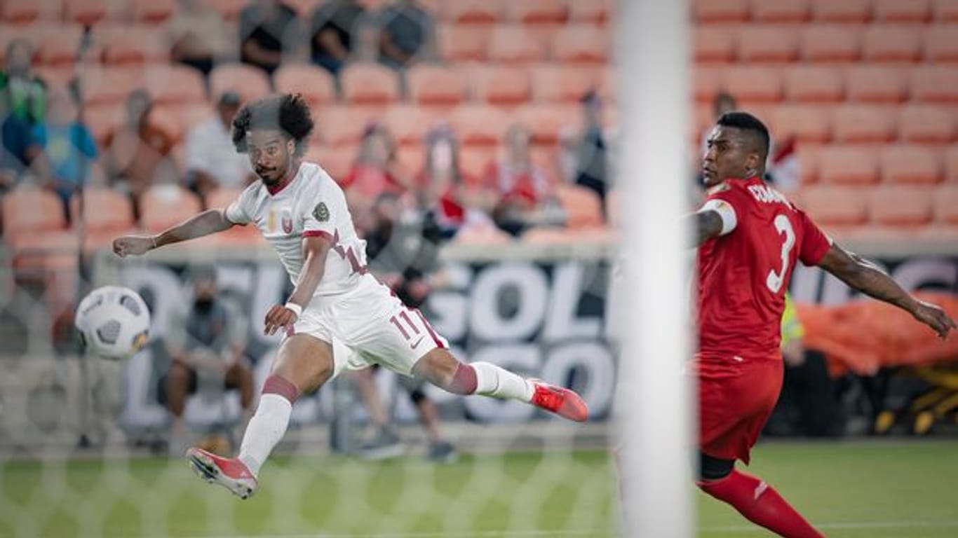 Katar's Akram Afif (l) schießt im Spiel gegen Panama aufs Tor.