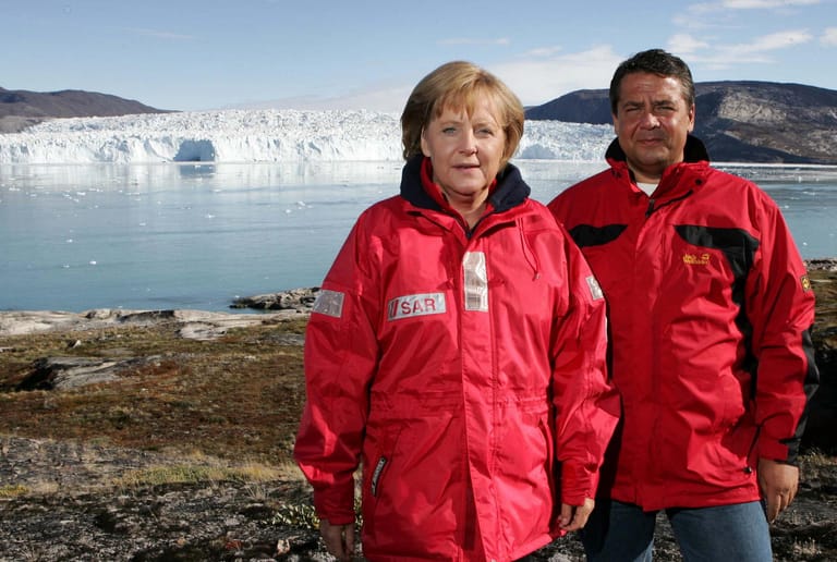 17. August 2007: Bundeskanzlerin Angela Merkel (CDU) und der damalige Bundesumweltminister Sigmar Gabriel (SPD), aufgenommen vor dem Eqi Gletscher bei Ilulissat in Grönland.