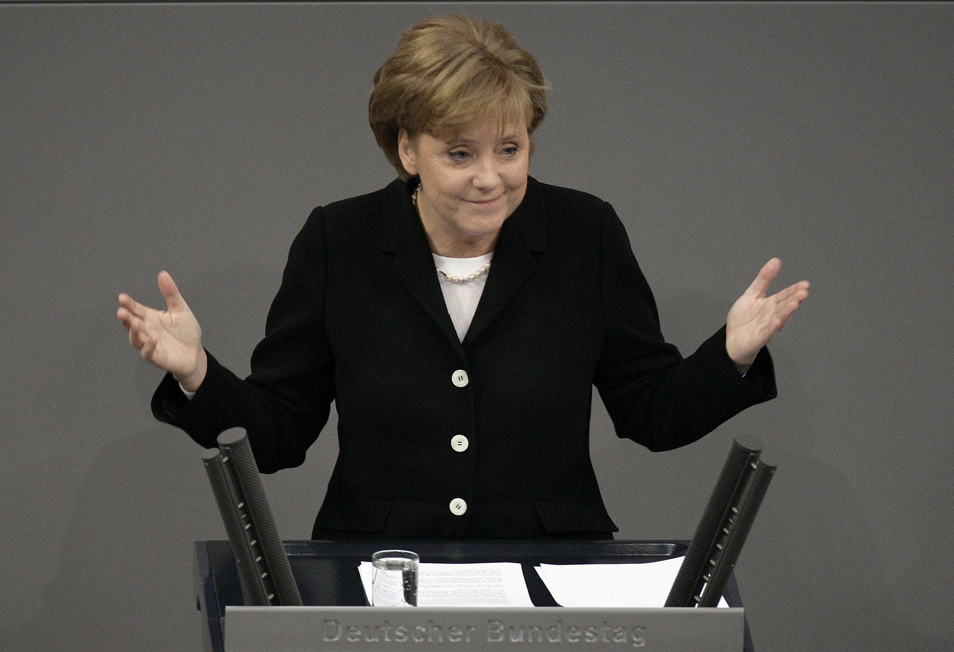 22. November 2005: Angekommen auf der Regierungsbank: Die CDU-Chefin wird im Parlament zur ersten deutschen Bundeskanzlerin gewählt und leitet eine Koalition von Union und SPD. Einem solchen Bündnis steht Merkel in insgesamt drei Legislaturperioden vor, zwischen 2009 und 2013 führt sie eine Regierung von Union und FDP.