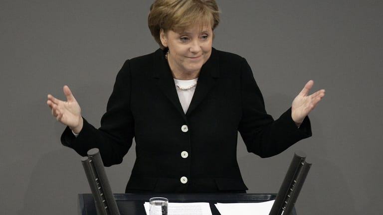22. November 2005: Angekommen auf der Regierungsbank: Die CDU-Chefin wird im Parlament zur ersten deutschen Bundeskanzlerin gewählt und leitet eine Koalition von Union und SPD. Einem solchen Bündnis steht Merkel in insgesamt drei Legislaturperioden vor, zwischen 2009 und 2013 führt sie eine Regierung von Union und FDP.